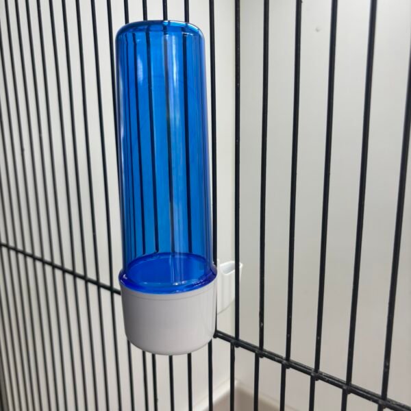 2GR Vogeldrinkfontein Clic – Blauw – Hoge Voet – 100 ml - Tweede afbeelding